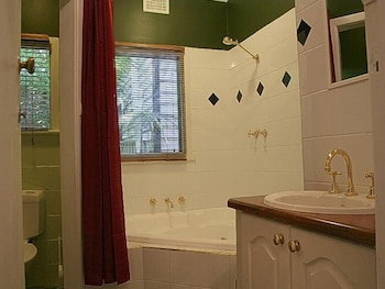 Tudor Cottages Mt Dandenong - Foster Accommodation 6