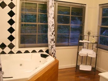 Tudor Cottages Mt Dandenong - Foster Accommodation 4