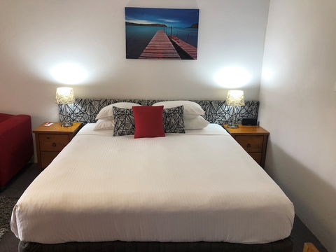 Avaleen Lodge Motor Inn - Foster Accommodation 6