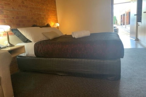 Sugarloaf Motel - Foster Accommodation 5