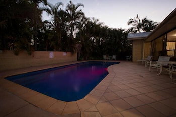 Emerald Gardens Motel & Apartments - Foster Accommodation 1