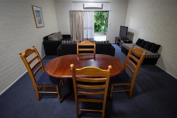 Emerald Gardens Motel & Apartments - Foster Accommodation 3