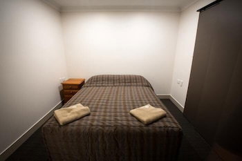 Emerald Gardens Motel & Apartments - Foster Accommodation 4