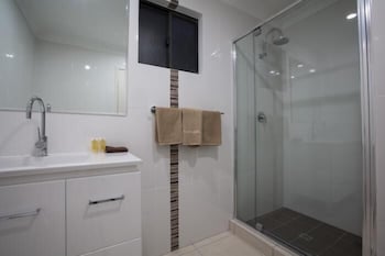 Emerald Gardens Motel & Apartments - Foster Accommodation 2