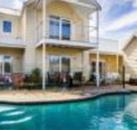 Seaside Spa Retreat - Foster Accommodation