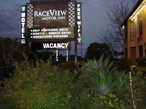 A Raceview Motor Inn - Foster Accommodation 1