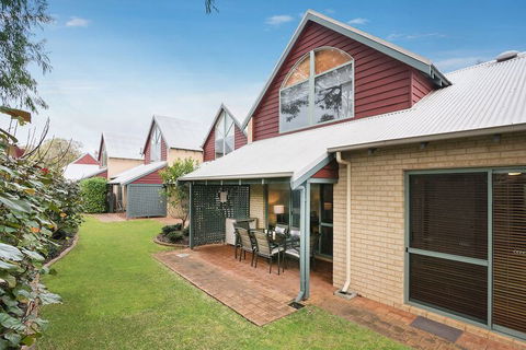 Bayshore Beachside Resort - Foster Accommodation 2