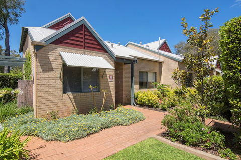Bayshore Beachside Resort - Foster Accommodation 1