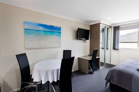 Dolphin Shores - Foster Accommodation 4