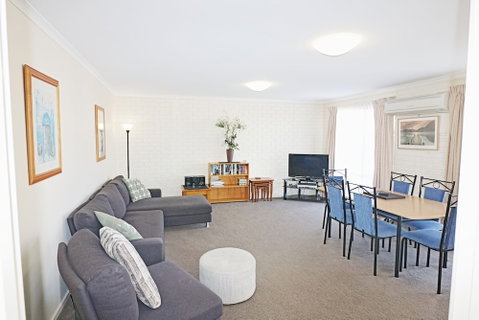 Capri Apartments - Foster Accommodation 2