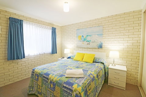 Capri Apartments - Foster Accommodation 5