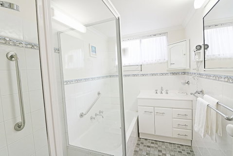 Capri Apartments - Foster Accommodation 4