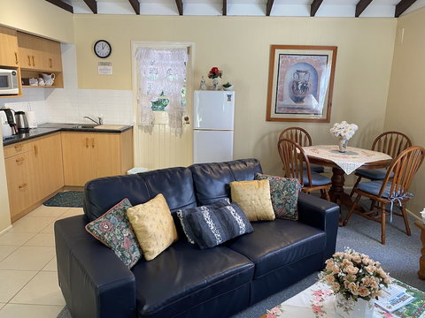 Curtis Cottage - Foster Accommodation 2