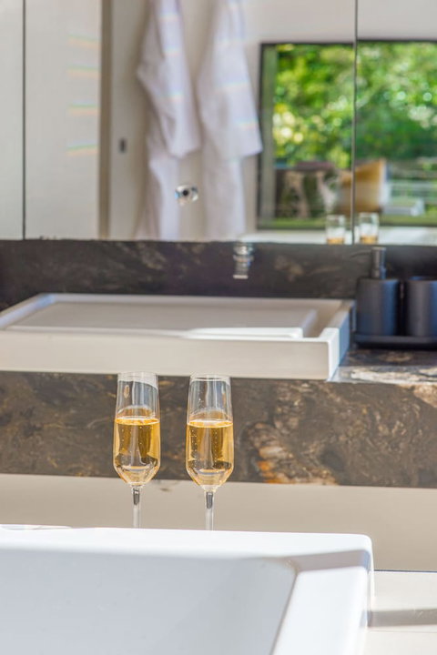 Glass On Glasshouse - Foster Accommodation 6