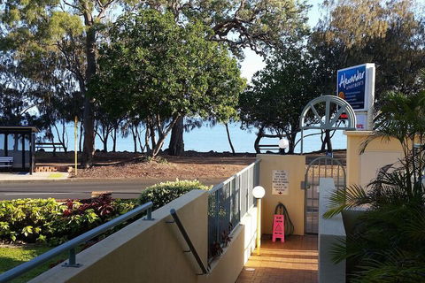 Alexander Beachfront Apartments - Foster Accommodation 3