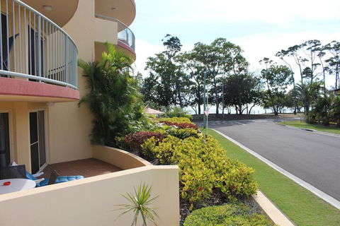 Alexander Beachfront Apartments - Foster Accommodation 6