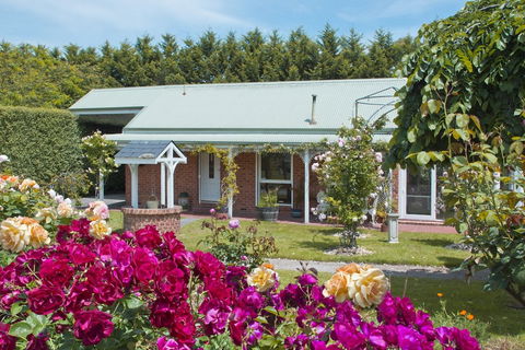 Lakeside Cottage - Foster Accommodation 1