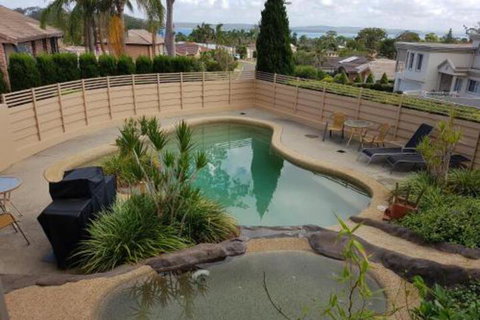 Corlette Poolside Getaway - Foster Accommodation 3