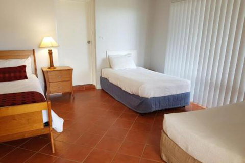 Corlette Poolside Getaway - Foster Accommodation 2
