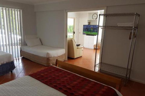 Corlette Poolside Getaway - Foster Accommodation 6