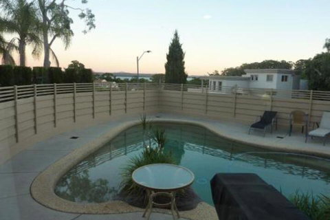 Corlette Poolside Getaway - Foster Accommodation 4