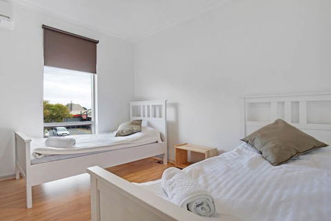 Adelaide Holiday Homes - Foster Accommodation 1