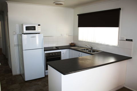 A-line Holiday Park - Foster Accommodation 3