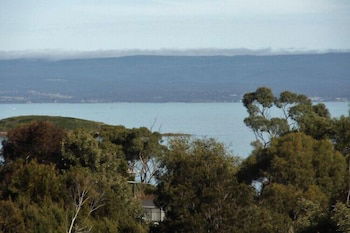 Coles Bay House - Foster Accommodation 1