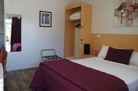 Ayrline Motel - Foster Accommodation 4