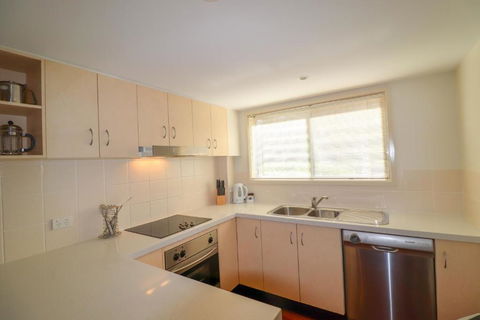 Dollarbird Treetops Townhouse - Foster Accommodation 4