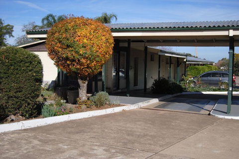 Airlie House Motor Inn - Foster Accommodation 1
