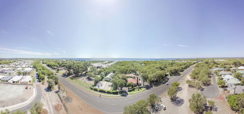 Amblin Holiday Park - Foster Accommodation 0