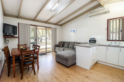 Amblin Holiday Park - Foster Accommodation 5