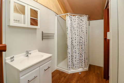 Amblin Holiday Park - Foster Accommodation 3