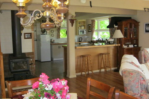 Hide Away Cottage Retreat - Foster Accommodation 7