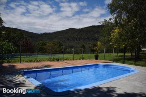 Whispers At Cedar Grove - Foster Accommodation 2