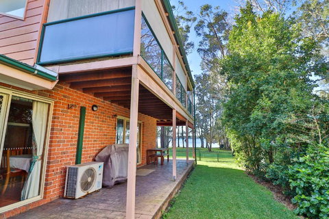 Kingfisher LakeHouse - Foster Accommodation 1