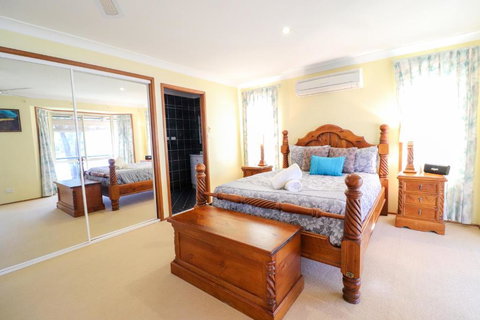 Kingfisher LakeHouse - Foster Accommodation 4