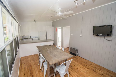 Lakeside Cabins & Holiday Village - Foster Accommodation 7