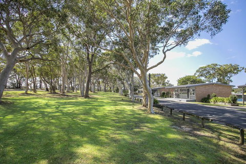 Lakeside Cabins & Holiday Village - Foster Accommodation 5