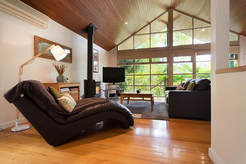 Romantic Treehouse Getaway - Foster Accommodation 6