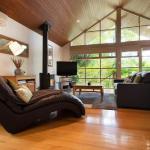 Romantic Treehouse Getaway - Foster Accommodation 0