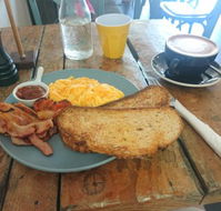 Hummingbird Cafe - Foster Accommodation