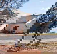 Pretty Pine Hotel - Foster Accommodation