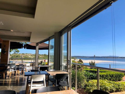 Reef Bar And Grill - Foster Accommodation 0
