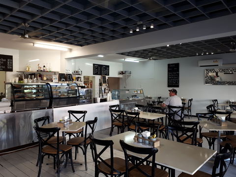 E'Claire's Coffee Shop - Foster Accommodation 1