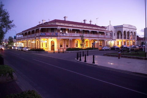 Jens Town Hall Hotel - Foster Accommodation 0