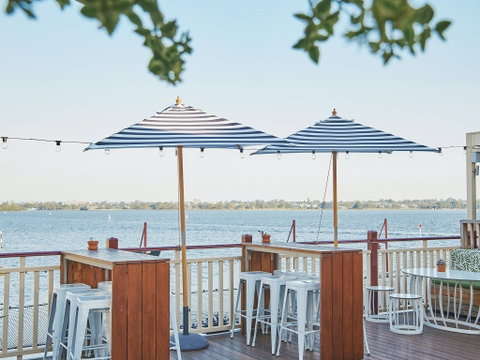 The Lucky Shag Waterfront Bar - Foster Accommodation 2