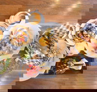 Sasquatch Bar  Kitchen - Foster Accommodation