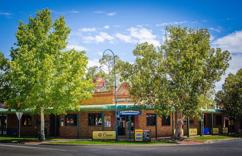 Crown Hotel Wentworth - Foster Accommodation 1